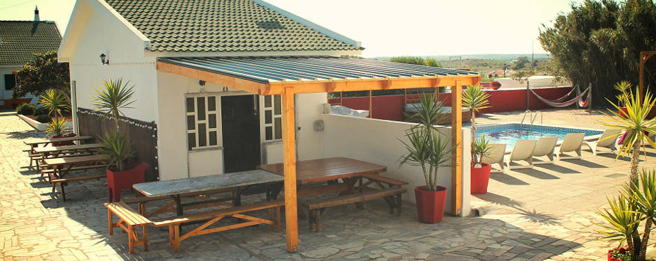 Küche und Pool des Deluxe Surfhouse Algarve - der Surfvilla in Portugal